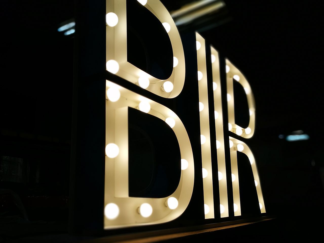 Объемные буквы с лампочками BIIR