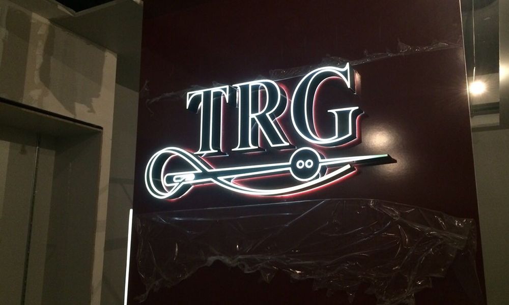 Вывеска TRG в интерьере магазина
