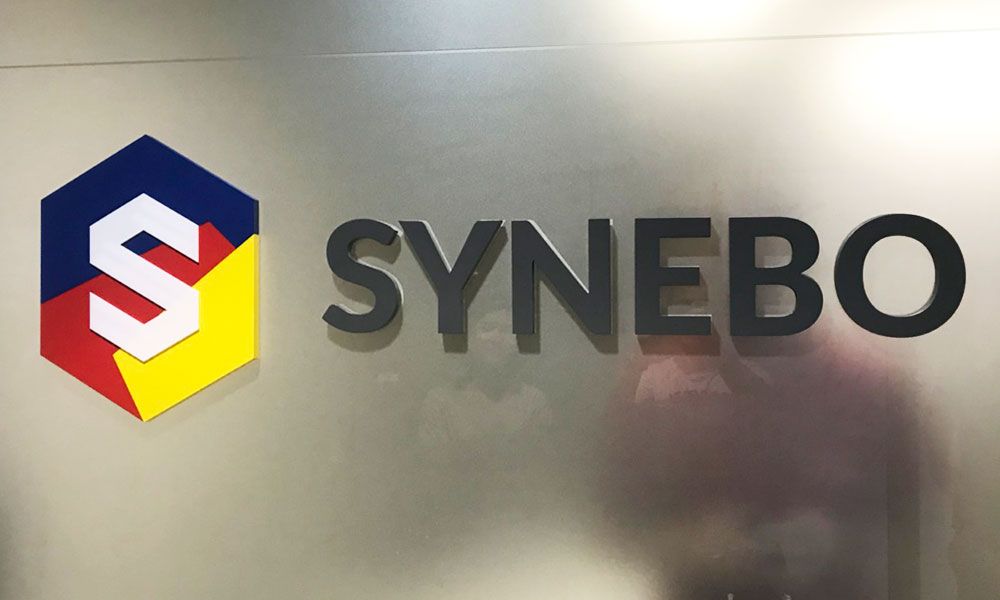 Интерьерная вывеска компании Synebo