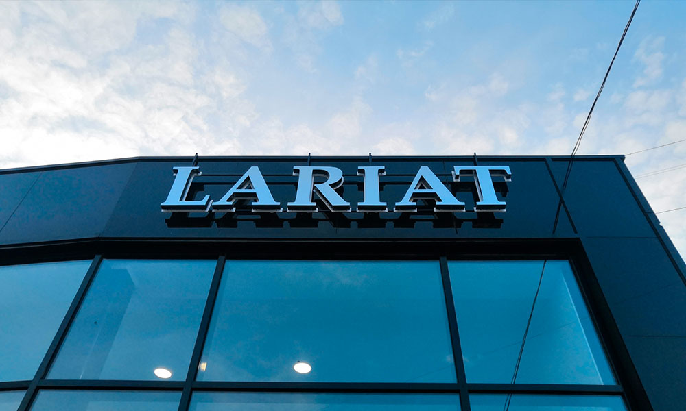 Вывеска автосалона Lariat